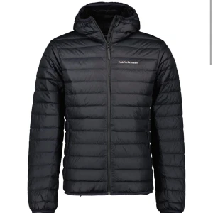 Peak performance jacka  - Säljer min peak performance jacka. Använd en vinter, köptes i november förra året. Skick 9/10. Nypris herr 2700.