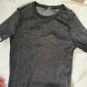 Mesh topp - En glittrig mesh topp från hm, använd en gång och i storlek S