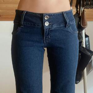 Mörkblå jeans från biography! Jag som har xs i strl passar dessa bra, kanske en aning stora så funderar på om en s kan ha dessa också! Hör av er om ni vill ha mått så fixar jag det❤️‍🔥