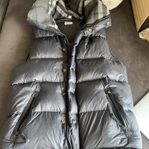 Burberry jacka  - Den ligger bara hemma och  kommer inte till användning längre, äkta såklart finns bevis också!, storlek M men den passar både S L