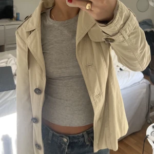 Kort trenchcoat  - Säljer min så fina beiga trenchcoat från zara då jag har liknande💓💓