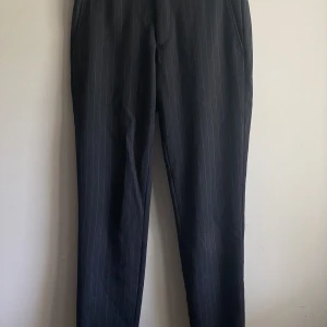 J.Lindeberg kostymbyxor - Säljer J.Lindeberg pinstripe kostymbyxor i mycket bra skick, storlek 44.