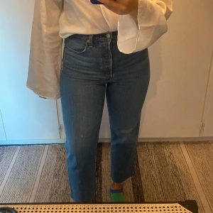Levisjeans  - Jättesköna levisjeans i storlek 28 i midjan! Är lite små för mig därav jag säljer. Har klippt av de lite så lite kortare än vanliga. Modellen på jeansen är ribcage straight ankle!