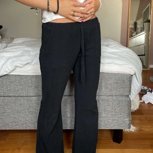 Svarta linnebyxor  - Jag säljer mina otroliga svarta linnebyxor då de är lite tighta o inte kommer till användning tyvärr🤍