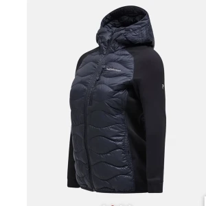 Peak performance jacka - En jätte fin jacka som är köpt föra året för 2400kr säljer pga att jag har för många jackor inte så jätte använd säljer för väldigt bra pris pga att jag behkver bli av med lite grejer ☺️