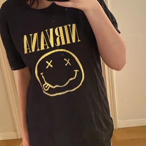 Nirvana tshirt  - Nirvana t shirt, med tryck på baksidan och framsidan. Köpt på woodoland för ett tag sedan. Pris kan diskuteras.