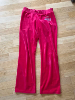 Vintage juicy couture byxor  - Säljer då dem börjar bli för korta. Jag ser inte riktigt några tydliga difekter men de är gamla så i perfekt skick är de ej. Materialet är ömtålig så kan skicka närmare bilder på de om man vill se skick. Vid frågor mm skriv privat<3