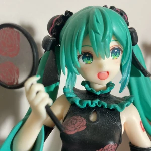hatsune miku figur - Jätte söt miku figur 18cm hög som bara stått och samlat damm de senaste åren! Köpt i Frankrike, Nice😄 Skriv om ni undrar något🫶