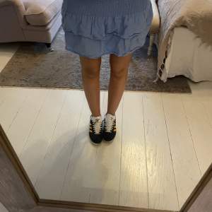 Super söt blå kjol från mango!💙  Älskar denna, man kan ju även använda den som en blus..