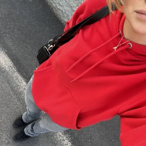 Röd hoodie  - Jättenajs hoodie från Monki❤️‍🔥❤️‍🔥 den är fortfarande fin o inga defekter men den är använd!!