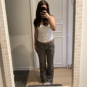Bootcut manchesterbyxor från Diesel  - Jeansen är i bra skick! Jag säljer p.g.a att de är lite för lowastied för min smak. Det är ett par bootcut lowwaisted manchesterbyxor från Diesel Färgen skulle jag beskriva som grå/grön. Jag är 158 och de passar mig perfekt i längden.