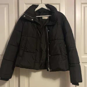 Puffjacka  - En riktigt snygg och trendig puffjacka från Nelly utan luva! Använd väldigt lite ca 5 gånger. Säljer pga rensar i garderoben💕