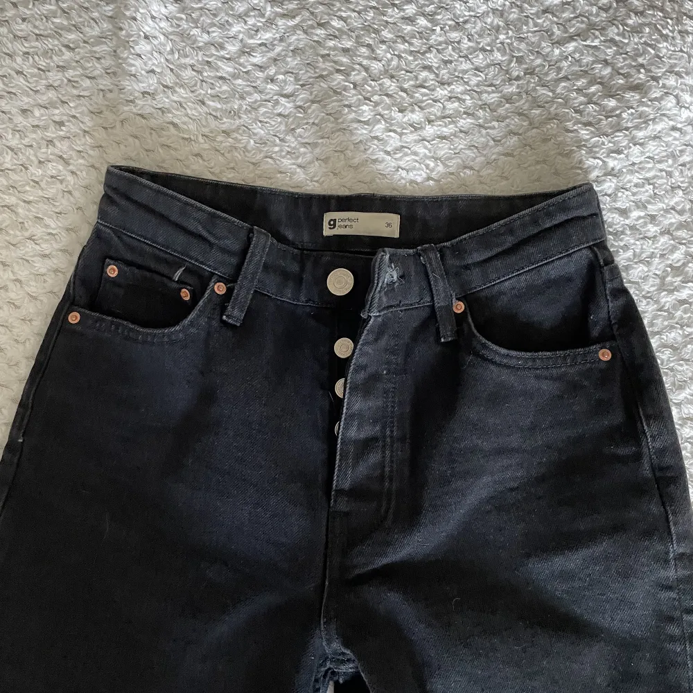 Svarta högmidjade jeans från Gina tricot 🖤. Jeans & Byxor.