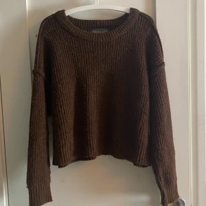 Brun tjock tröja  - Brun tjock tröja, litte nopprig vid ärmarna, 41% polyester 20% recycled polyester 17% nylon 16% acrylic 6% Wool 