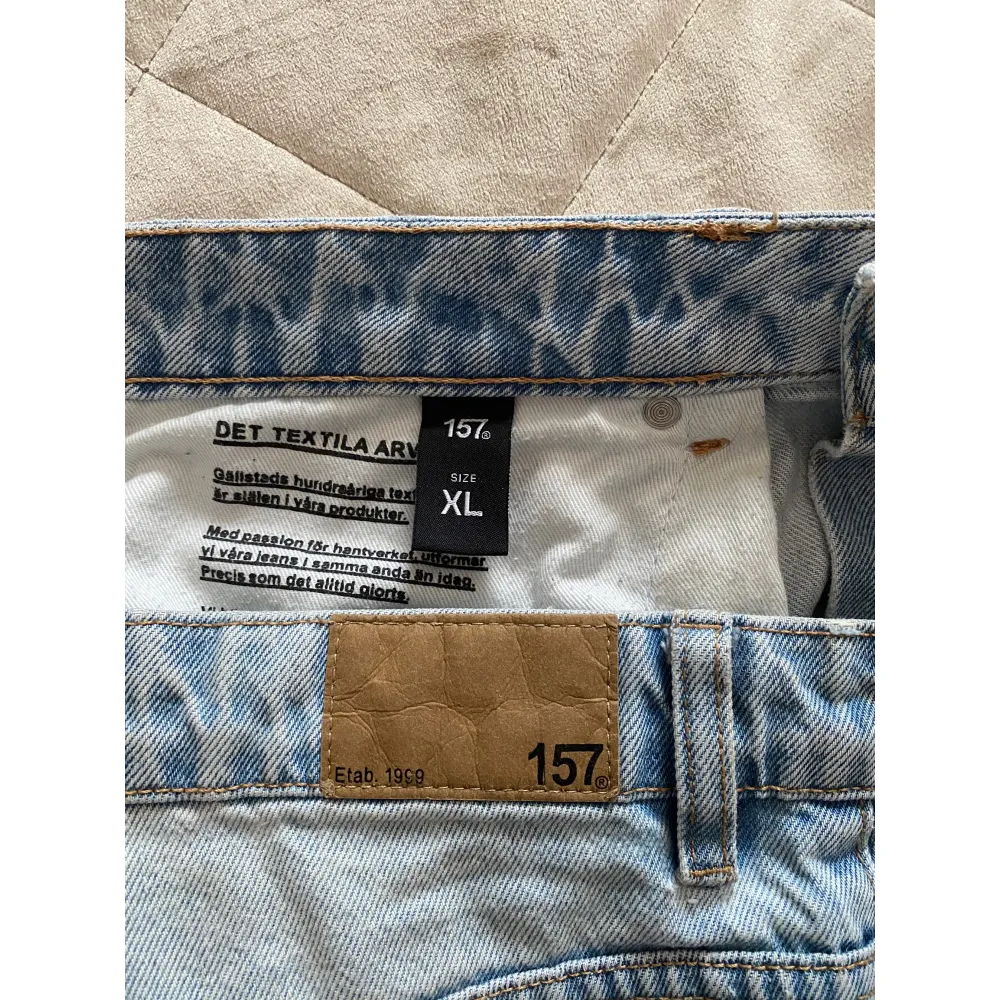 Fina jeans med hög midja och bootcut från Lager157, i fint skick!  Säljes pga passar ej längre. . Jeans & Byxor.