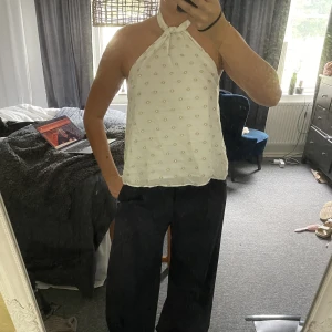 Zara topp - Så fin topp så funkar perfekt till fest eller finare tillställningar! Fin kvalite 🥰