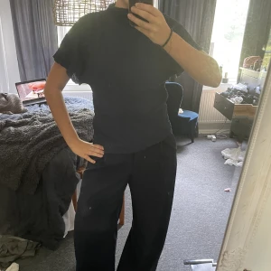 Zara topp - Marinblå topp från zara som funkar till fest och vardags 😍 använd ett fåtal gånger