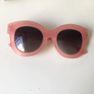 Solglasögon  - Fina solglasögon i bra skick, har typ aldrig använt dom för jag har ett par andra