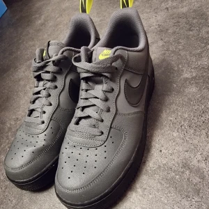 Nike airforce 1 grå/volt - Säljer mina skor då dom är något för stora anvönda max 2-3 gånger storlek 42.5