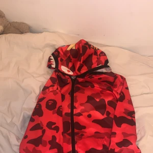 BAPE HOODIE - Säljer denna bape hoodie eftersom den aldrig kommer till andväning