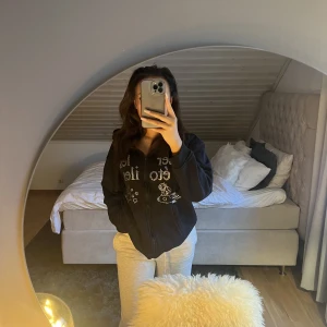 Zip hoodie - Zip hoodie, tröjan e i nyskick och är oversized på mig som i vanliga fall har storlek S, bara att höra av sig om du har nån fråga❤️❤️❤️
