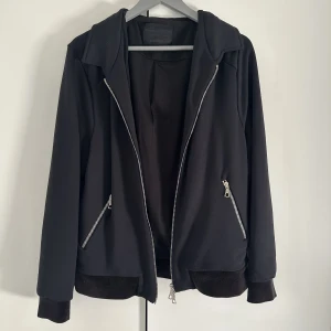 Limitato zip - Säljer nu min Limitato x Jimi hendricks zip. Knappt använd så i bra skick. Går ej att köpa ny då den är slutsåld och i limiterad upplaga