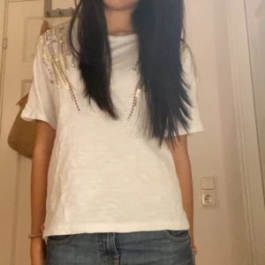 Tröja med pärlor😍 - Unik t-shirt med pärlor, är egentligen mindre än ordinarie storlek så skulle säga S💞