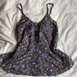 Sommar-linne 🌻 - Det här linnet e Justerbart i ärmarna och det e finna färger på linnet åxo!!☺️ 