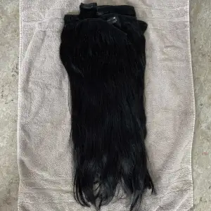 extensions  Färg: Jet black  Gram: 290 Längd: 60cm men har klippt av håret lite så det är ungefär 50-55 Det är äkta löshår!  Håret är i jätte bra skick inte slitet och vårdad endast med extensions produkter. 
