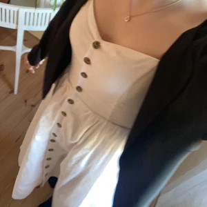 Vit linneklänning - Vit bomulls/linneklänning i bra skick! Lite skrynklig men kan enkelt fixas med ett strykjärn. Jättesnygg till sommaren☀️🌻i storlek 36 men passar även 38 då den har resår i ryggen! 90+frakt! 