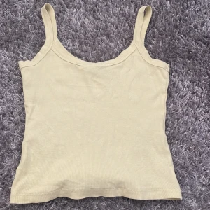 Vero Moda linne - ett gult linne från vero moda. Det är ganska mycket gulare i verkligheten så vet inte varför det blir så på bild. Bara använd hemma fåtal ggr, är som ny💕 köpt för 150kr nypris 