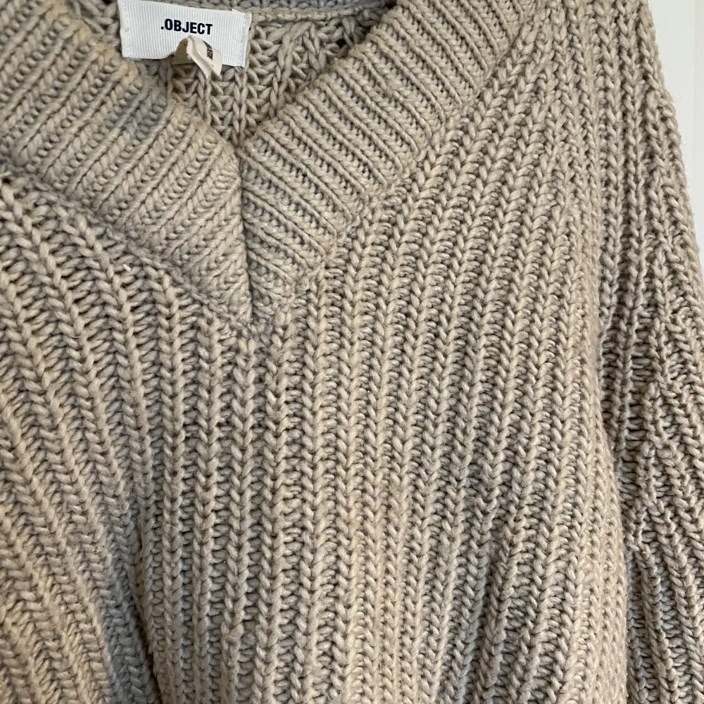 Jättefin stickad tröja från märket Object. Perfekt nu till hösten/vintern 🧡 Använd några gånger men fortfarande i fint skick. . Stickat.