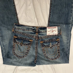 True Religion Jeans - Säljer dessa coola truies i nyskick! Nypris: 3000kr💗