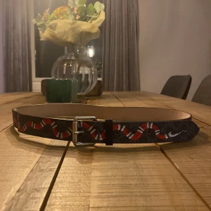 Gucci Kingsnake - Tja! Säljer nu ett riktigt snyggt Gucci Kingsnake bälte som är i bra skick, skicket på bältet är 8/10 då det är 3 extra hål. Bältet är 105 cm långt
