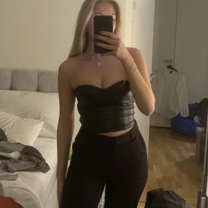 Skinnkorsett - En skinnkorsett från ZARA storlek s