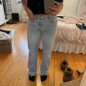 Säljer ett par midwaist jeans fårn zara. Dom är i storlek 38 men funkar på mig dom har 36. Bra skick förutom att dom är slitna längst ner pga för långa. Kan visa fler bilder om det önskas.