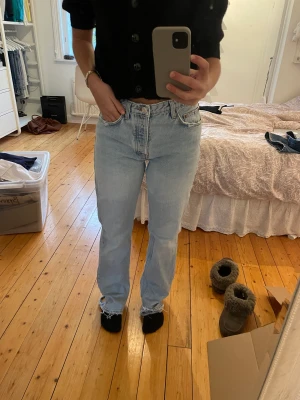 Midwaist Jeans zara - Säljer ett par midwaist jeans fårn zara. Dom är i storlek 38 men funkar på mig dom har 36. Bra skick förutom att dom är slitna längst ner pga för långa. Kan visa fler bilder om det önskas.