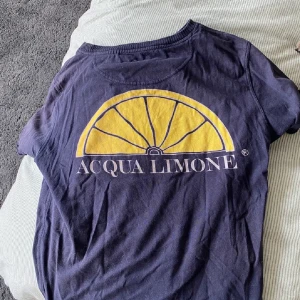 Aqua limone tshirt  - Blå tshirt från aqua limone. 
