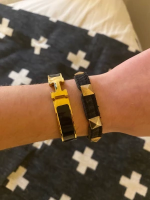 Jenas armband med nitar på  - Säljer detta valentino inspirerande jeans armbandet! Lägg gärna pris förslag 🥰