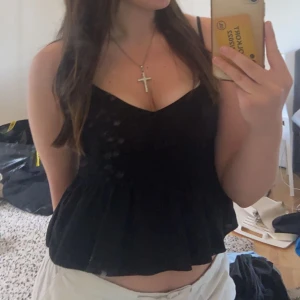 Supersöt topp!!🥰 - En jättesöt svart topp🙌 skriv för mer bilder eller frågor!!