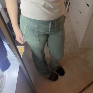 Gröna juicy byxor - Säljer mina gröna juicy byxor i färgen chinois green. Dem är i väldigt bra skick. Strl S