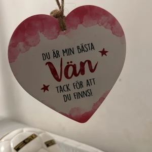 Söt present till din vän - Säljer denna jätte söta skylt där det står ”du är min bästa vän tack för att du finns!” Super söt present att ge sin vän. STÅR EJ FÖR FRAKTEN 