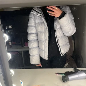 superdry jacka - Säljer nu min jacka från superdry då jag köpt en ny, jackan är i storlek 40 men passar även 38. Skickas så fort som möjligt, går att ordna fler bilder. Jackan är lite blå i tonen. Köptes ny på zalando för ungefär 1200. pris kan diskuteras💕