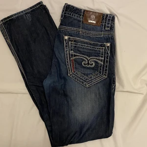 Jeans - Snygga baggy jeans. Midja: 46 Cm. Innerbenslängd: 86 cm. Benöppning: 22.5 cm.