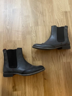 Tommy hilfiger skor - Hjälper min morsa med att sälja dessa skor då de inte kommer till användning.