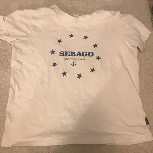 Vit sebago tshirt, köpt second hand. Säljer då den inte kommer till användning 