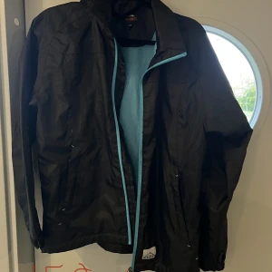 Vindjacka  - En nästan oanvänd vind o regnjacka från Mc Kinley. 