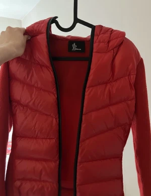 Moncler Cardigan - En röd moncler cardigan i storlek S. Köpt på NK stockholm i julas och kvitto medföljer. ( Passar även xs )❤️‍🔥