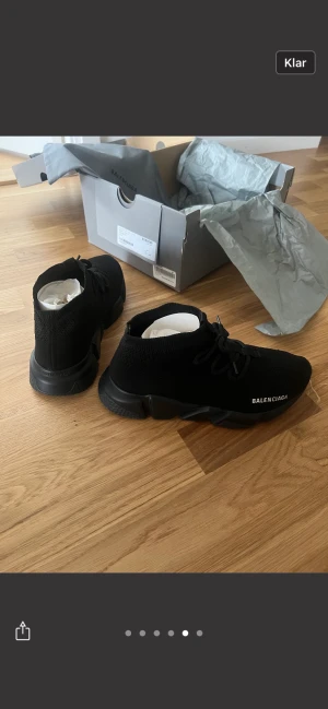 Balenciaga Speed - Hej säljer dessa svarta balenciaga speed lace up skor, dessa är i storlek 41. Kommer med kvitto, box och dustbag, nypris ungefär 9-10k, säljs för 5500. Storlek 41 passar även 42