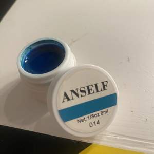 En blå gel polish i nummer 014. Använd några gånger 💗